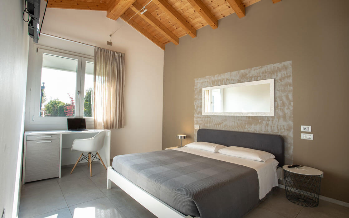 camera con letto matrimoniale e bagno in camera a Castelfranco Veneto bnb Magrine